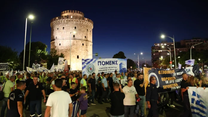 Πορεία των ενστόλων στη Θεσσαλονίκη εν όψει ΔΕΘ-(ΦΩΤΟ)