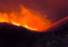 Μαίνεται η φωτιά στη Λέσβο, καίει χαμηλή βλάστηση