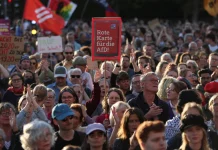 Στους δρόμους οι Γερμανοί μετά την εκλογική νίκη του ακροδεξιού AfD, μαζικές διαδηλώσεις και ένταση με την αστυνομία…