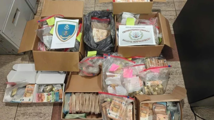 Δύο συλλήψεις για διακίνηση ναρκωτικών σε Πειραιά και Ρόδο, κατασχέθηκαν σχεδόν 1 εκατ. €, δείτε φωτογραφίες Δύο συλλήψεις για διακίνηση ναρκωτικών σε Πειραιά και Ρόδο, κατασχέθηκαν σχεδόν 1 εκατ. €, δείτε φωτογραφίες