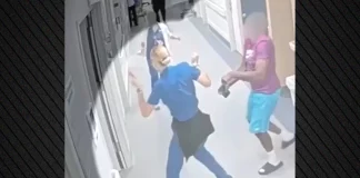 Ασθενής επιτέθηκε άγρια σε νοσηλεύτρια σε νοσοκομείο του Μαϊάμι: Τη χτύπησε στο κεφάλι, σκληρό βίντεο Ασθενής επιτέθηκε άγρια σε νοσηλεύτρια σε νοσοκομείο του Μαϊάμι: Τη χτύπησε στο κεφάλι, σκληρό βίντεο