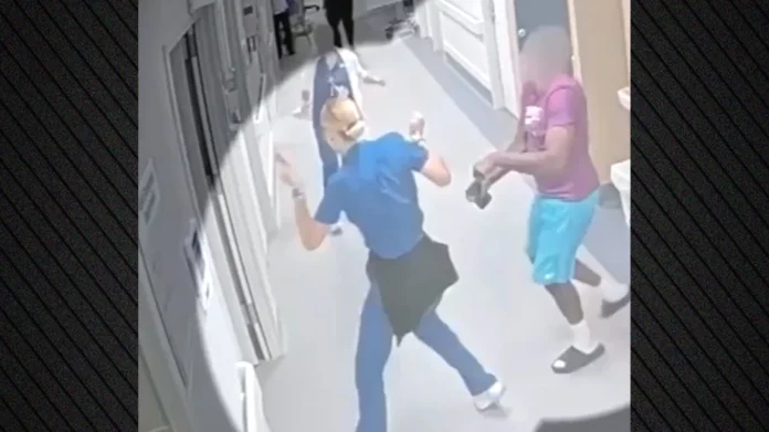 Ασθενής επιτέθηκε άγρια σε νοσηλεύτρια σε νοσοκομείο του Μαϊάμι: Τη χτύπησε στο κεφάλι, σκληρό βίντεο Ασθενής επιτέθηκε άγρια σε νοσηλεύτρια σε νοσοκομείο του Μαϊάμι: Τη χτύπησε στο κεφάλι, σκληρό βίντεο