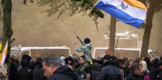 Άγρια επεισόδια μεταξύ αστυνομίας και ακροδεξιών σε διαδήλωση στη Χάγη, βίντεο και φωτογραφίες Άγρια επεισόδια μεταξύ αστυνομίας και ακροδεξιών σε διαδήλωση στη Χάγη, βίντεο και φωτογραφίες