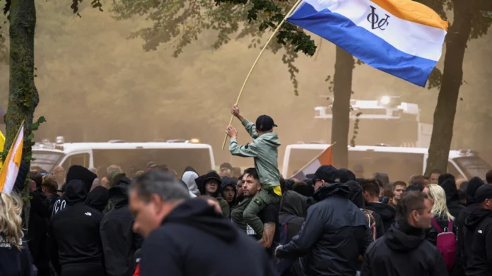 Άγρια επεισόδια μεταξύ αστυνομίας και ακροδεξιών σε διαδήλωση στη Χάγη, βίντεο και φωτογραφίες