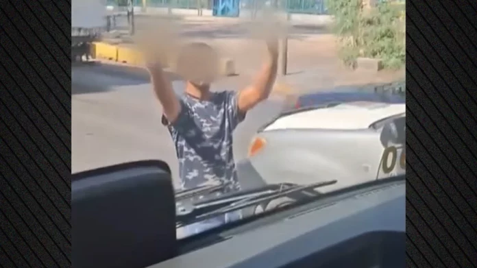 Ρομά μπλόκαραν λεωφορείο και προπηλάκισαν οδηγό στην Ακτή Μιαούλη: «Ήταν εκτός ορίων» Ρομά μπλόκαραν λεωφορείο και προπηλάκισαν οδηγό στην Ακτή Μιαούλη: «Ήταν εκτός ορίων»