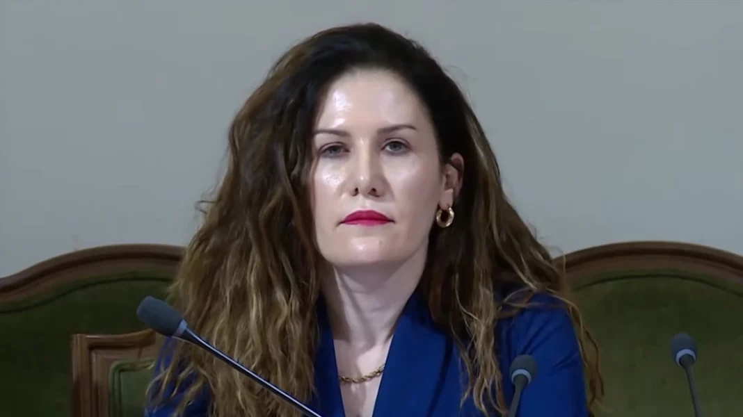 To ένταλμα σύλληψης της αρχηγού των μυστικών υπηρεσιών και οι σκανδαλώδεις διαγωνισμοί των 59 εκατ. ευρώ