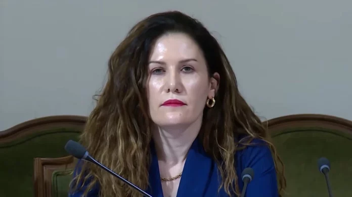 To ένταλμα σύλληψης της αρχηγού των μυστικών υπηρεσιών και οι σκανδαλώδεις διαγωνισμοί των 59 εκατ. ευρώ