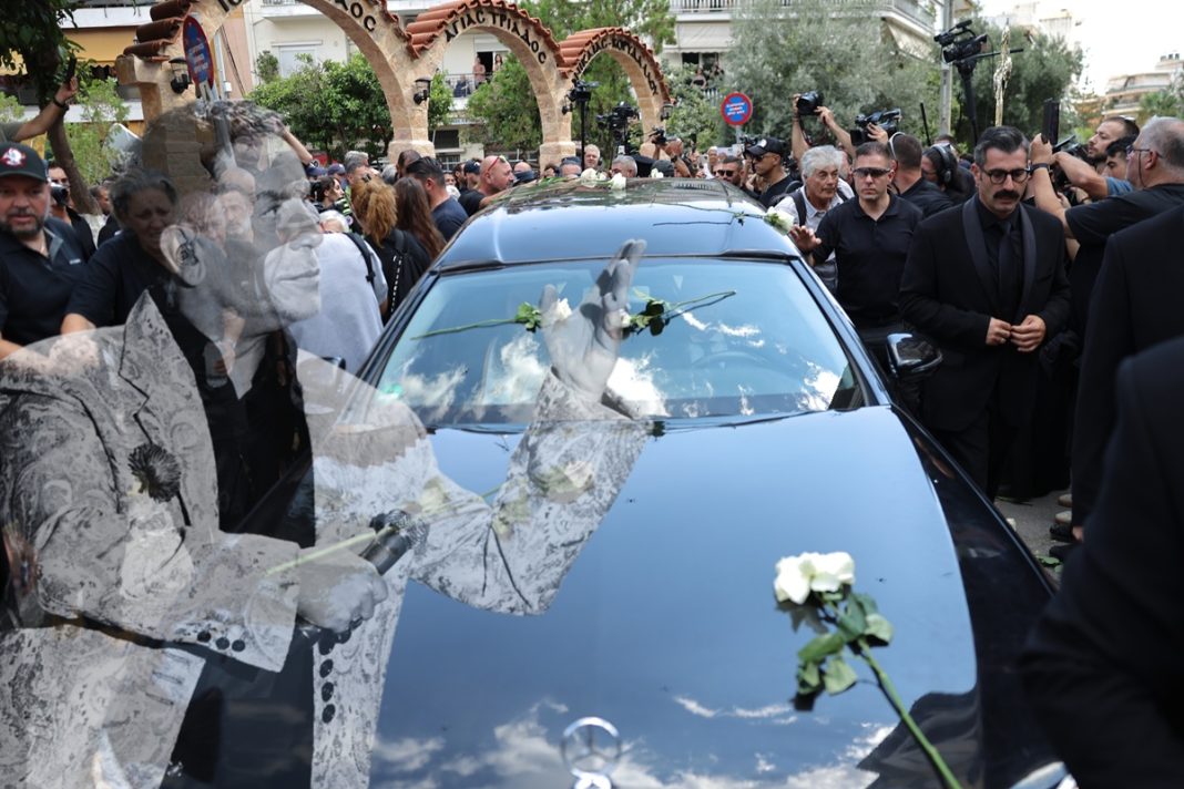 Με το “Φεύγω για μένα” και το χειροκρότημα χιλιάδες κόσμου το τελευταίο αντίο στον Γιώργο Μαζωνάκη – (ΦΩΤΟ)