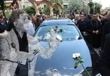 Με το “Φεύγω για μένα” και το χειροκρότημα χιλιάδες κόσμου το τελευταίο αντίο στον Γιώργο Μαζωνάκη – (ΦΩΤΟ)