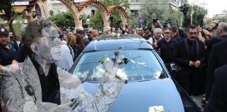 Με το “Φεύγω για μένα” και το χειροκρότημα χιλιάδες κόσμου το τελευταίο αντίο στον Γιώργο Μαζωνάκη – (ΦΩΤΟ) Με το “Φεύγω για μένα” και το χειροκρότημα χιλιάδες κόσμου το τελευταίο αντίο στον Γιώργο Μαζωνάκη – (ΦΩΤΟ)