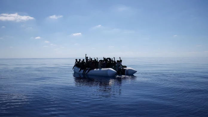 Μία εβδομάδα στον Ατλαντικό χωρίς τροφή και καύσιμα: Διασώθηκαν 260 μετανάστες ανοιχτά της Μαυριτανίας