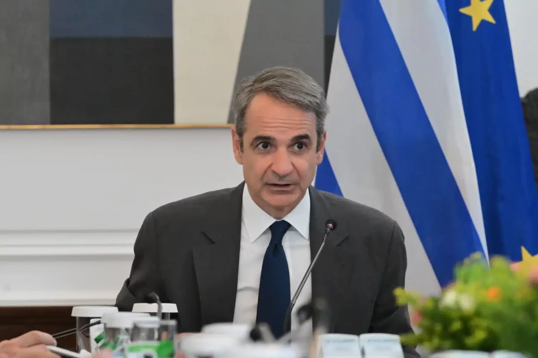 Οι «αδερφοφάδες» της ΝΔ: Πώς ο ένας αδειάζει τον άλλον και το Μαξίμου τρέχει να μαζέψει τα… ασυμμάζευτα