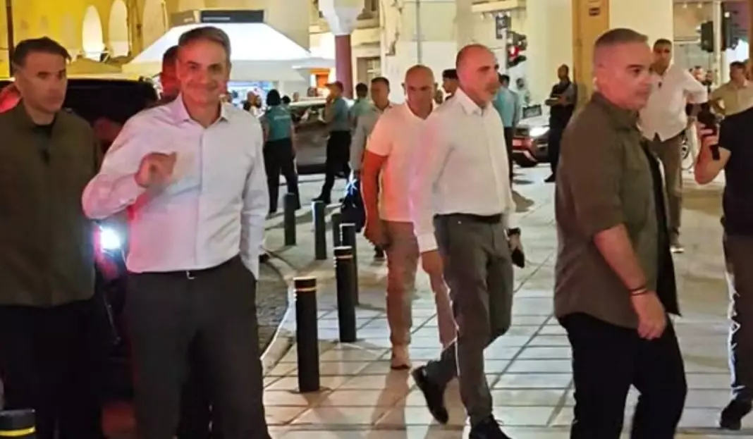 Ο Μητσοτάκης με προσωπική φρουρά 19 ανδρών ασφαλείας, περιδιάβαινε τους δρόμους της Θεσσαλονίκης