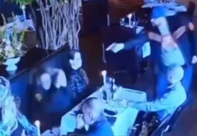 Καταδικάστηκε πρώην εισαγγελέας που επιχείρησε να εκτελέσει την πρώην σύζυγό του σε εστιατόριο στο Οχάιο αλλά το όπλο δεν εκπυρσοκρότησε-(VIDEO) Καταδικάστηκε πρώην εισαγγελέας που επιχείρησε να εκτελέσει την πρώην σύζυγό του σε εστιατόριο στο Οχάιο αλλά το όπλο…
