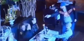Καταδικάστηκε πρώην εισαγγελέας που επιχείρησε να εκτελέσει την πρώην σύζυγό του σε εστιατόριο στο Οχάιο αλλά το όπλο δεν εκπυρσοκρότησε-(VIDEO) Καταδικάστηκε πρώην εισαγγελέας που επιχείρησε να εκτελέσει την πρώην σύζυγό του σε εστιατόριο στο Οχάιο αλλά το όπλο…