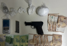 Δύο συλλήψεις για διακίνηση κοκαΐνης στο κέντρο της Αθήνας, βρέθηκε και πιστόλι με σφαίρα στη θαλάμη