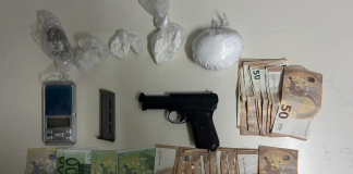 Δύο συλλήψεις για διακίνηση κοκαΐνης στο κέντρο της Αθήνας, βρέθηκε και πιστόλι με σφαίρα στη θαλάμη