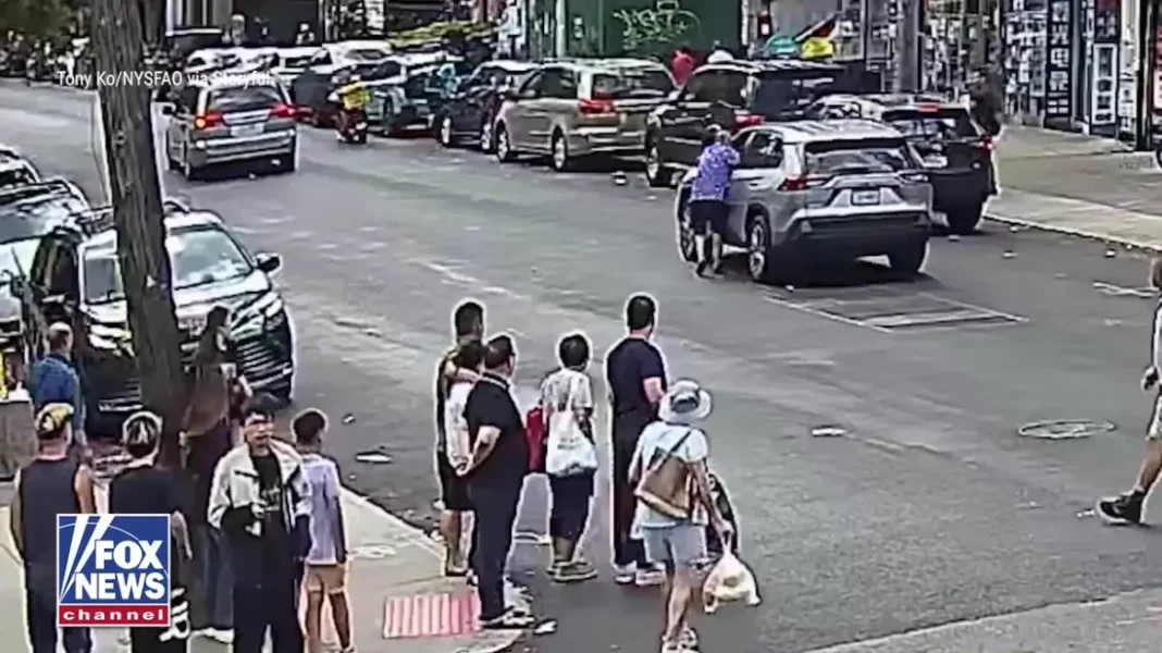 newyork Νέα Υόρκη: Αστυνομικός πήδηξε σε κινούμενο όχημα για να το σταματήσει - (VIDEO)