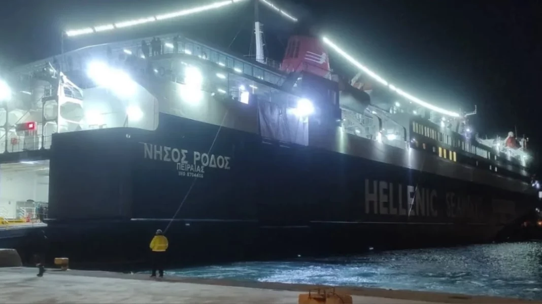 Αποκαταστάθηκε βλάβη στον καταπέλτη και απέπλευσε το «Νήσος Ρόδος» από τον Πειραιά