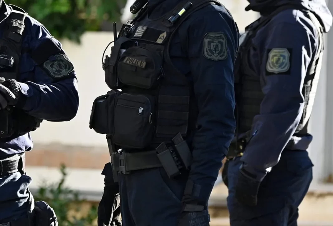 Κινηματογραφική σύλληψη Σέρβου κακοποιού σε καφέ της παραλιακής στη Θεσσαλονίκη