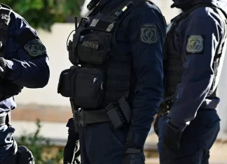 Κινηματογραφική σύλληψη Σέρβου κακοποιού σε καφέ της παραλιακής στη Θεσσαλονίκη