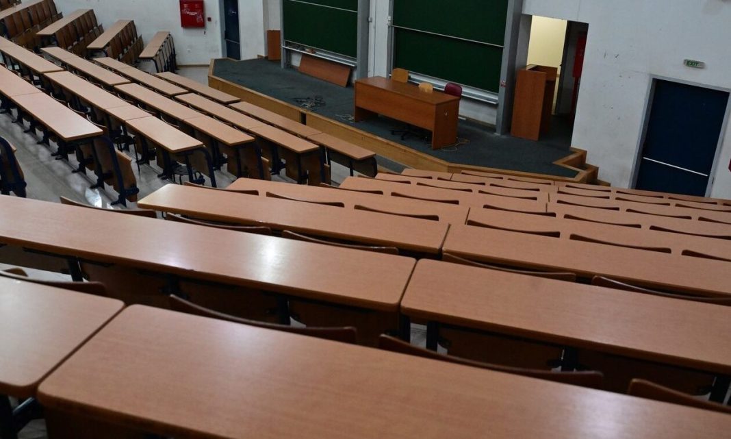panepistimia Λαζαράτος: Μήνυση κατά του υπουργείου Παιδείας για τα ιδιωτικά πανεπιστήμια