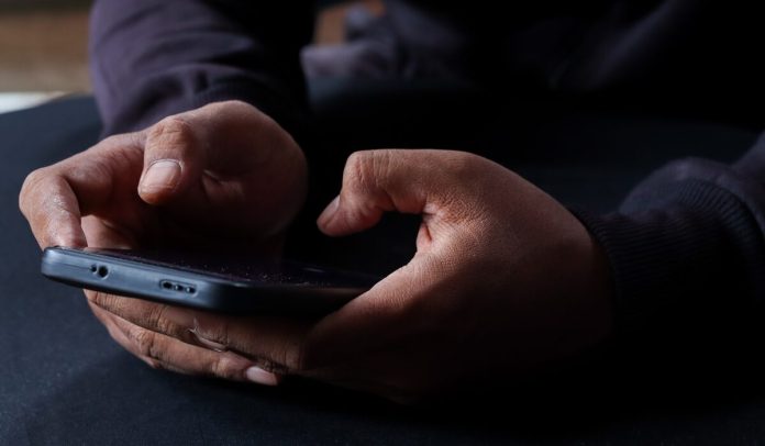 Ψίθυροι ανησυχίας για «ακουστικά» που «πιάνουν και το Signal και το WhatsApp»