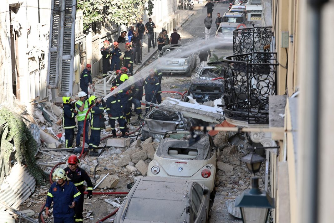 Έκρηξη στην Πλάκα: Απεγκλωβίστηκαν δύο άτομα μετά την κατάρρευση κτηρίου, τραυματίστηκε περαστικός