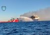 Σε ύφεση η πυρκαγιά στο Blue Carrier 2 – Τα επόμενα βήματα της επιχείρησης