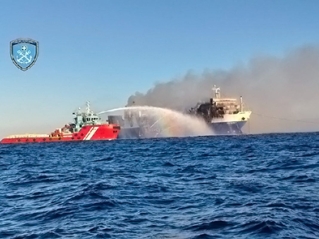 Σε ύφεση η πυρκαγιά στο Blue Carrier 2 – Τα επόμενα βήματα της επιχείρησης