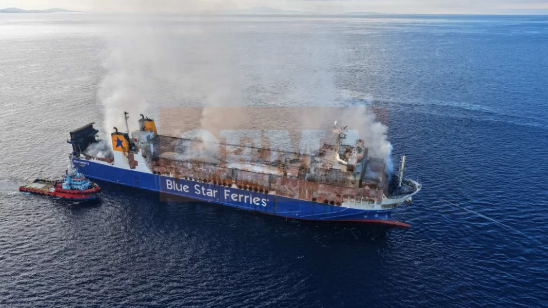 Φωτογραφία: Ανοιχτά της Τήνου το Blue Carrier, έσβησε η μεγάλη φωτιά, παραμένουν υψηλές θερμοκρασίες στο εσωτερικό του