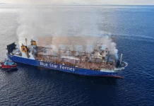 Φωτογραφία: Ανοιχτά της Τήνου το Blue Carrier, έσβησε η μεγάλη φωτιά, παραμένουν υψηλές θερμοκρασίες στο εσωτερικό του