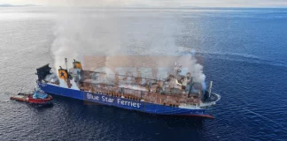 Φωτογραφία: Ανοιχτά της Τήνου το Blue Carrier, έσβησε η μεγάλη φωτιά, παραμένουν υψηλές θερμοκρασίες στο εσωτερικό του