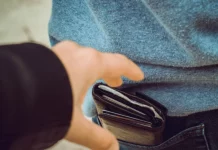Στη φυλακή αρχηγός συμμορίας με ανήλικους πορτοφολάδες στο Παρίσι: 10χρονα κορίτσια πολλά από τα μέλη, περικύκλωναν τα…