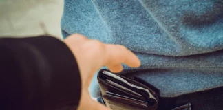 Στη φυλακή αρχηγός συμμορίας με ανήλικους πορτοφολάδες στο Παρίσι: 10χρονα κορίτσια πολλά από τα μέλη, περικύκλωναν τα…