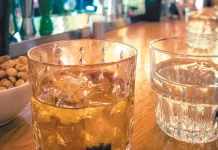 Συνελήφθη 16χρονος σε μπαρ των Χανίων, παραποίησε τα στοιχεία του με ΑΙ για να μπορέσει να πιει αλκοόλ, χειροπέδες και…