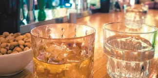 Συνελήφθη 16χρονος σε μπαρ των Χανίων, παραποίησε τα στοιχεία του με ΑΙ για να μπορέσει να πιει αλκοόλ, χειροπέδες και…