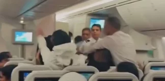 Άγριος καβγάς σε πτήση από το Λονδίνο: Επιβάτες πιάστηκαν στα χέρια και προκάλεσαν πανικό - (VIDEO)