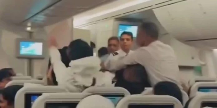 Άγριος καβγάς σε πτήση από το Λονδίνο: Επιβάτες πιάστηκαν στα χέρια και προκάλεσαν πανικό - (VIDEO)