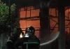 Υπό μερικό έλεγχο η φωτιά σε παλαιοπωλείο και κατάστημα με υφάσματα στον Πειραιά, το κτίριο καταστράφηκε ολοσχερώς, δείτε βίντεο Υπό μερικό έλεγχο η φωτιά σε παλαιοπωλείο και κατάστημα με υφάσματα στον Πειραιά, το κτίριο καταστράφηκε ολοσχερώς…