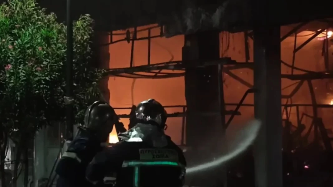 Υπό μερικό έλεγχο η φωτιά σε παλαιοπωλείο και κατάστημα με υφάσματα στον Πειραιά, το κτίριο καταστράφηκε ολοσχερώς…