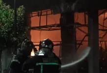 Υπό μερικό έλεγχο η φωτιά σε παλαιοπωλείο και κατάστημα με υφάσματα στον Πειραιά, το κτίριο καταστράφηκε ολοσχερώς, δείτε βίντεο Υπό μερικό έλεγχο η φωτιά σε παλαιοπωλείο και κατάστημα με υφάσματα στον Πειραιά, το κτίριο καταστράφηκε ολοσχερώς…