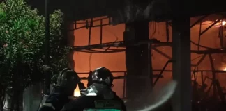 Υπό μερικό έλεγχο η φωτιά σε παλαιοπωλείο και κατάστημα με υφάσματα στον Πειραιά, το κτίριο καταστράφηκε ολοσχερώς…