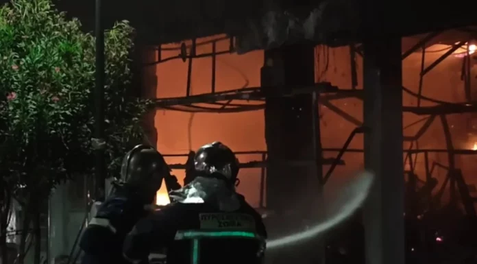 Υπό μερικό έλεγχο η φωτιά σε παλαιοπωλείο και κατάστημα με υφάσματα στον Πειραιά, το κτίριο καταστράφηκε ολοσχερώς…