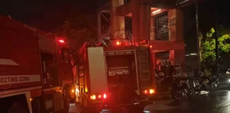 Φωτιά σε κατοικία στην οδό Σίνα, ξέσπασε από κλιματιστικό στο μπαλκόνι