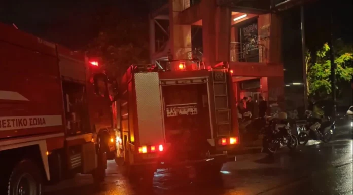 Φωτιά σε κατοικία στην οδό Σίνα, ξέσπασε από κλιματιστικό στο μπαλκόνι