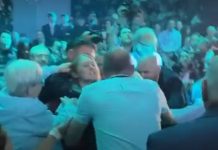 Σοκ στην Βρετανία: Άγριο λιντσάρισμα γυναίκας στο συνέδριο του ακροδεξιού κόμματος Reform UK ενώ ήταν στο βήμα ο…