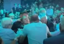 Σοκ στην Βρετανία: Άγριο λιντσάρισμα γυναίκας στο συνέδριο του ακροδεξιού κόμματος Reform UK ενώ ήταν στο βήμα ο…