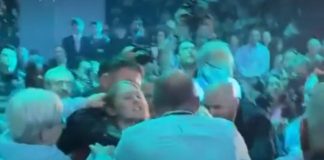 Σοκ στην Βρετανία: Άγριο λιντσάρισμα γυναίκας στο συνέδριο του ακροδεξιού κόμματος Reform UK ενώ ήταν στο βήμα ο…