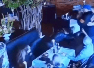 Άγριο βίντεο: Ατρόμητος σερβιτόρος αφοπλίζει δικηγόρο που θέλει να εκτελέσει την πρώην σύζυγό του